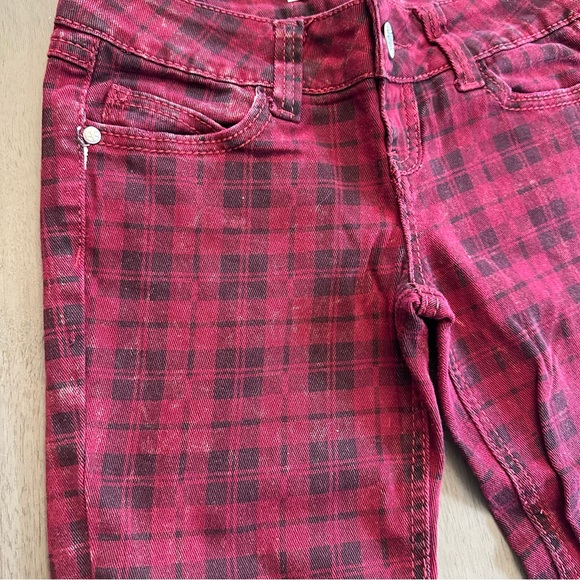 ALMOST FAMOUS Premium Red Plaid Distressed Skinny Jeans Size 1 - Picture 7 of 13